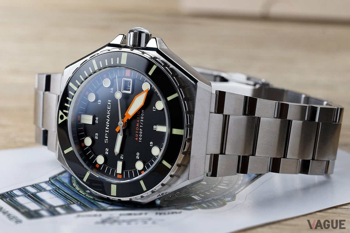 スタンダードだがオレンジのアクセントが実用性とデザイン性を兼ね備えたデザイン（Classic Black）