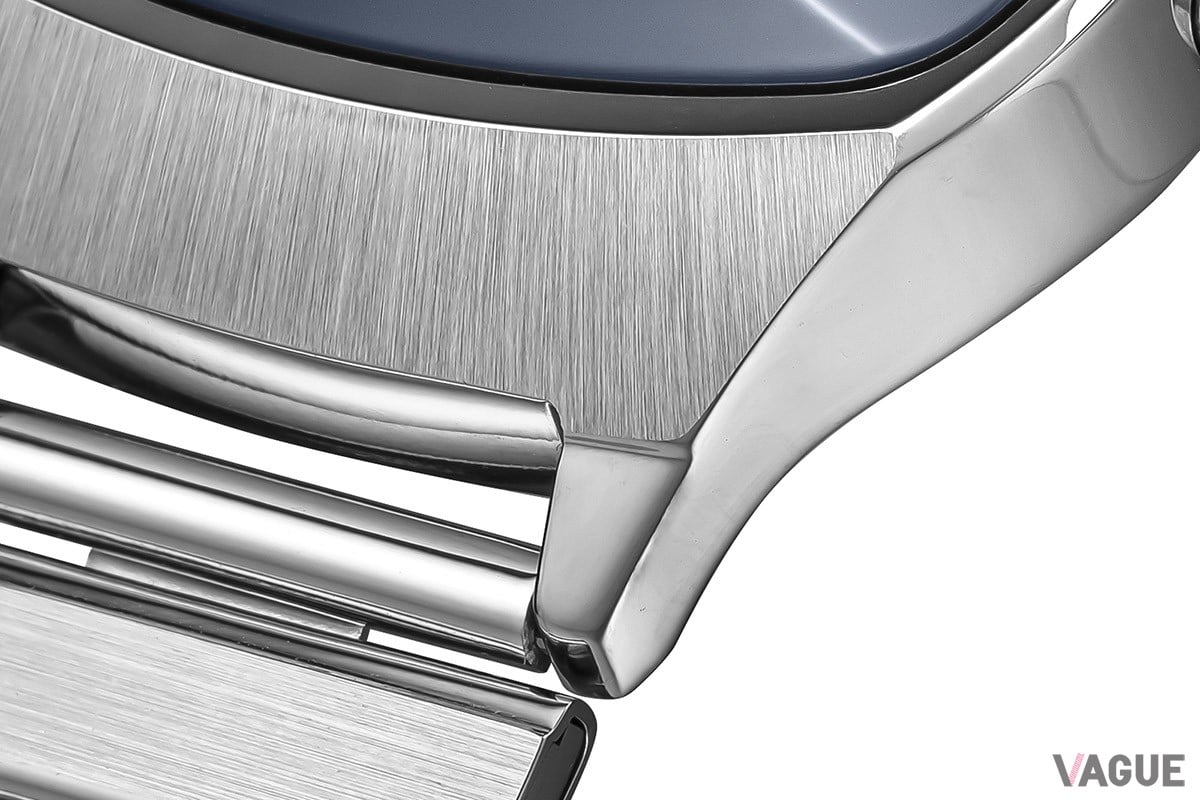 ケースやバンドはステンレススチール製。ヘアラインとポリッシュの仕上げ分けが施されている