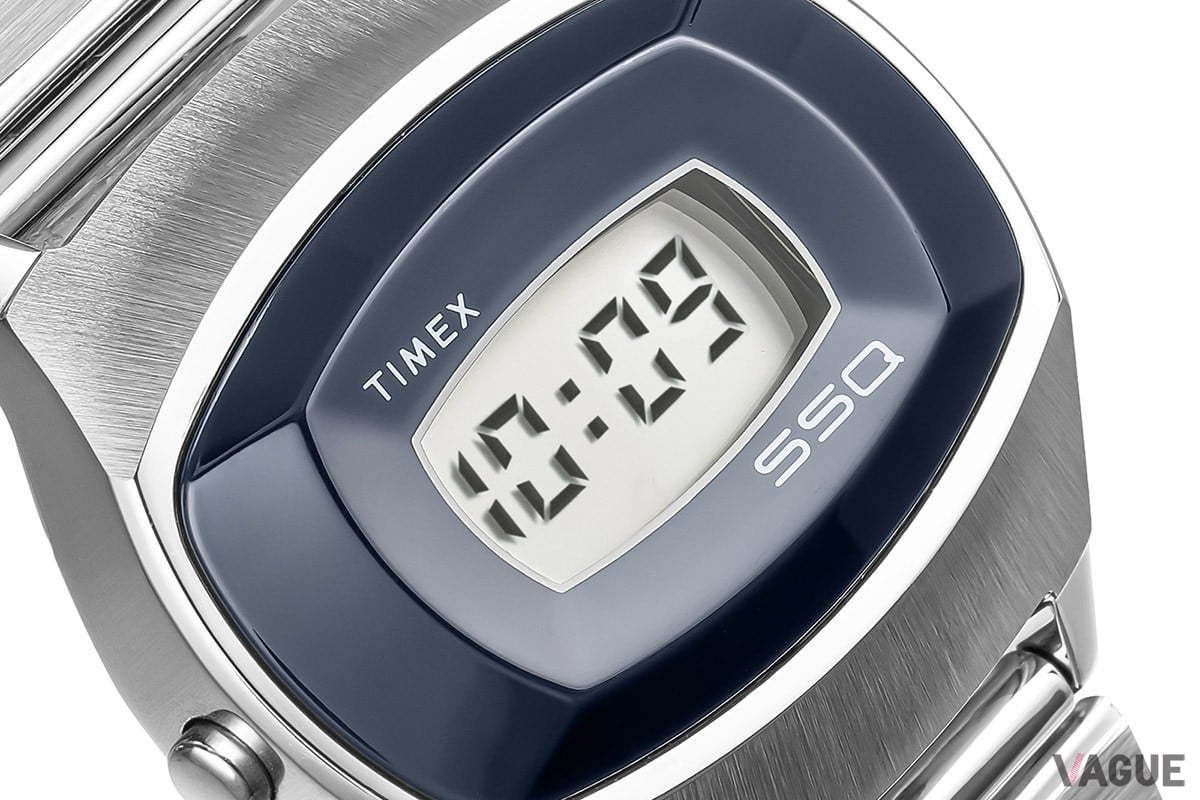 液晶まわりは樹脂製。この立体フォルムも当時の最先端技術