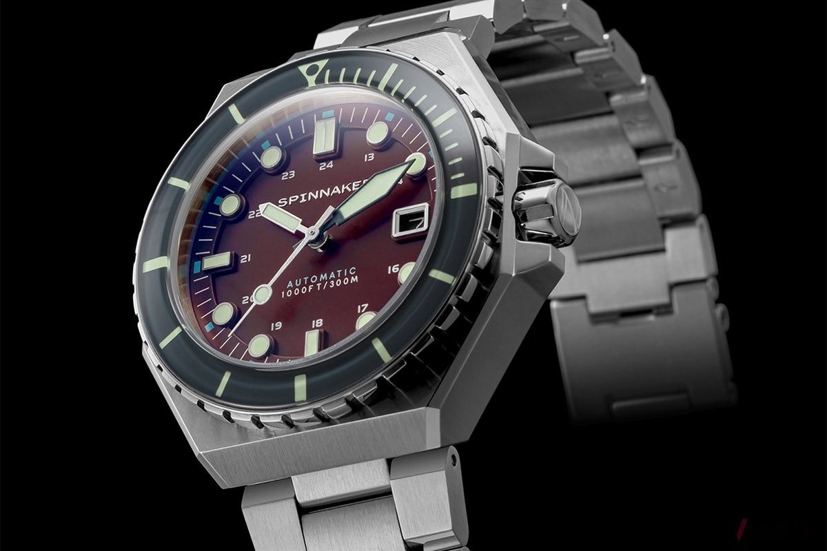 ワインをイメージした赤紫ダイヤルの「Bordeaux」。ベゼルはグレーで意外性のある色彩の組み合わせで洗練の雰囲気に