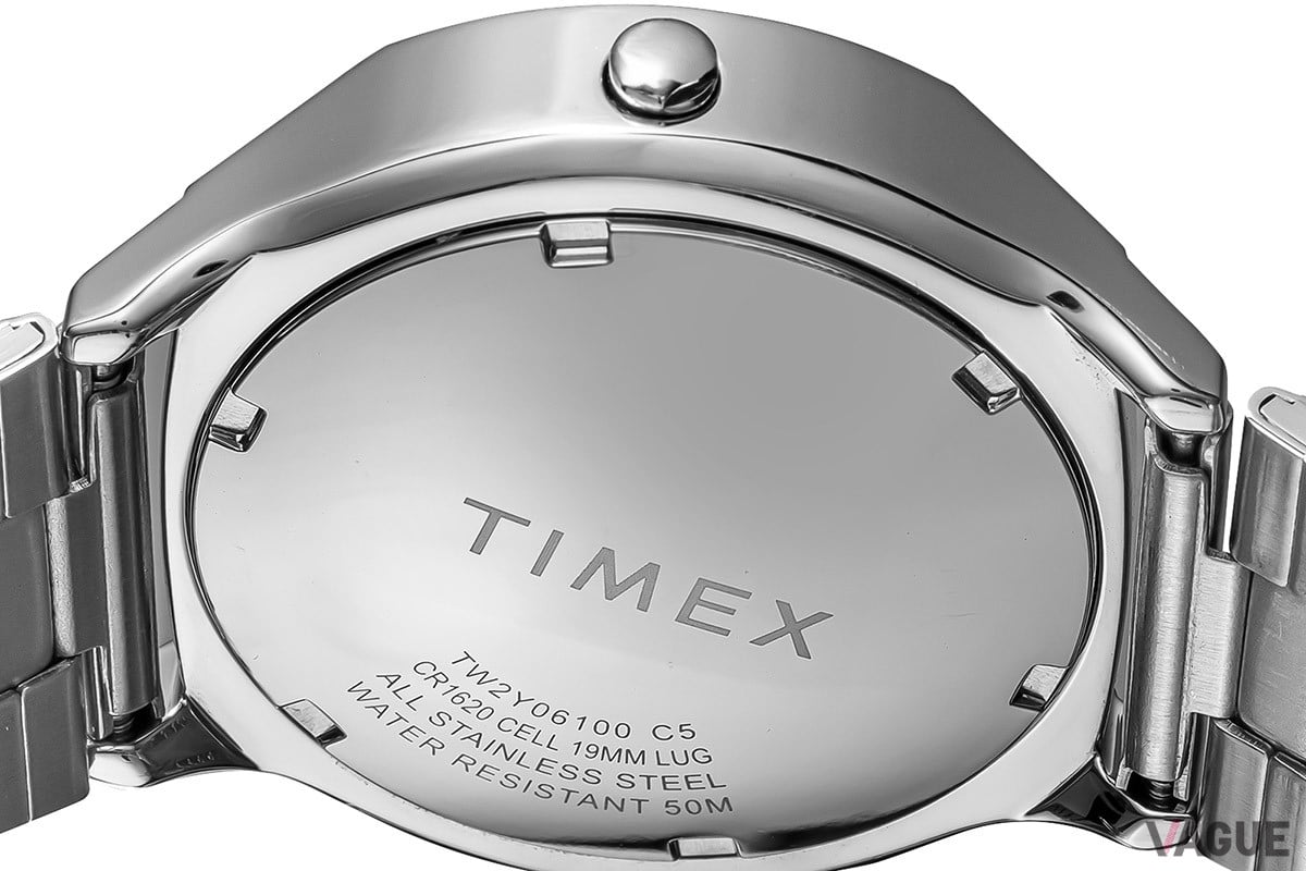 忠実再現だが防水性はアップさせており5気圧防水性能を搭載