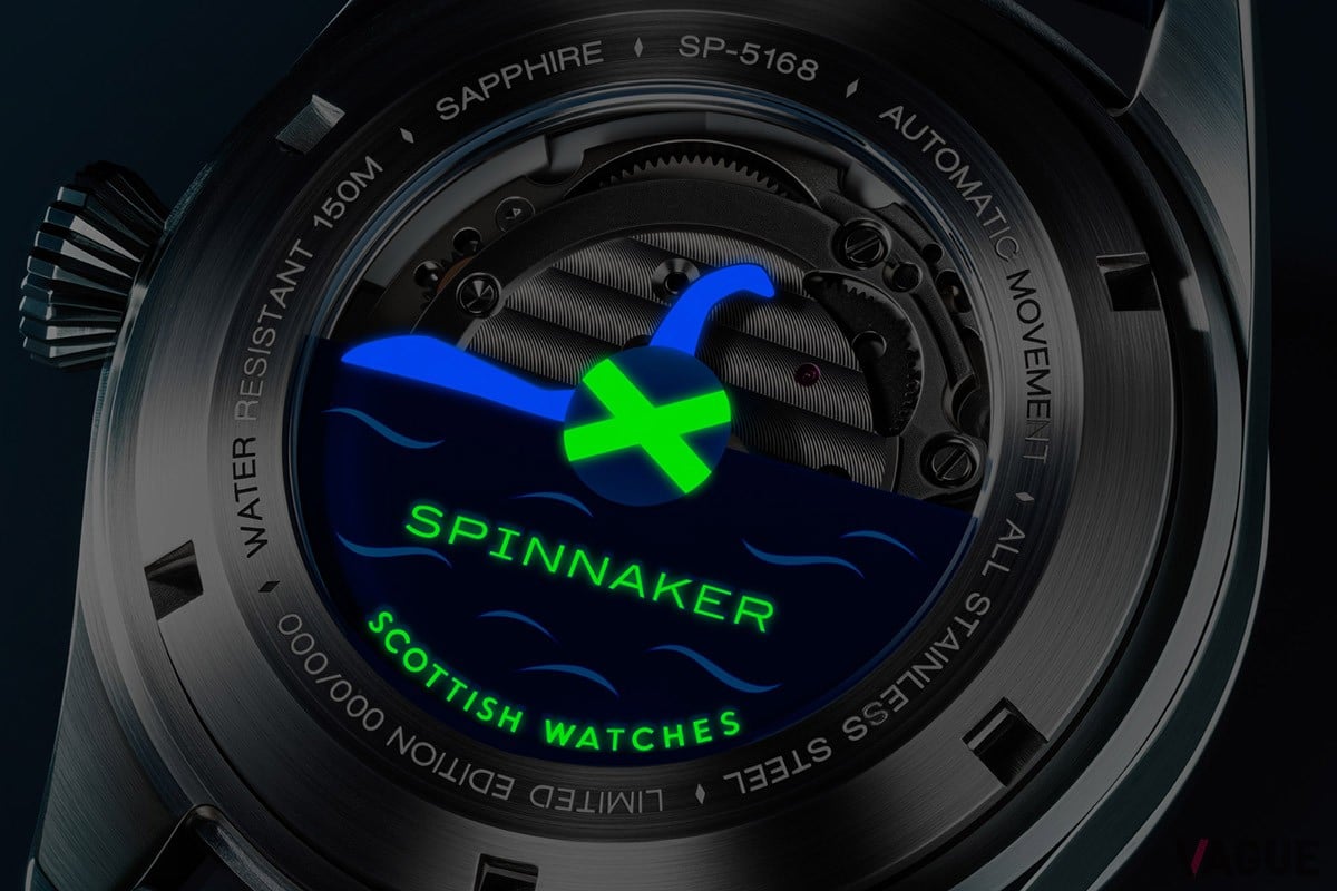 裏蓋も怪しく発光する抜かりのない演出