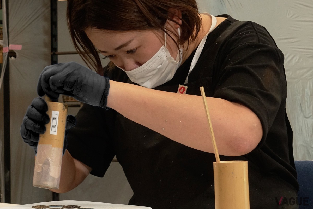 制作を担当した箔装飾職人の宮城理美氏。「小さな文字盤という世界に偶然性と緻密さを共存させることが最大の挑戦だった」と語る