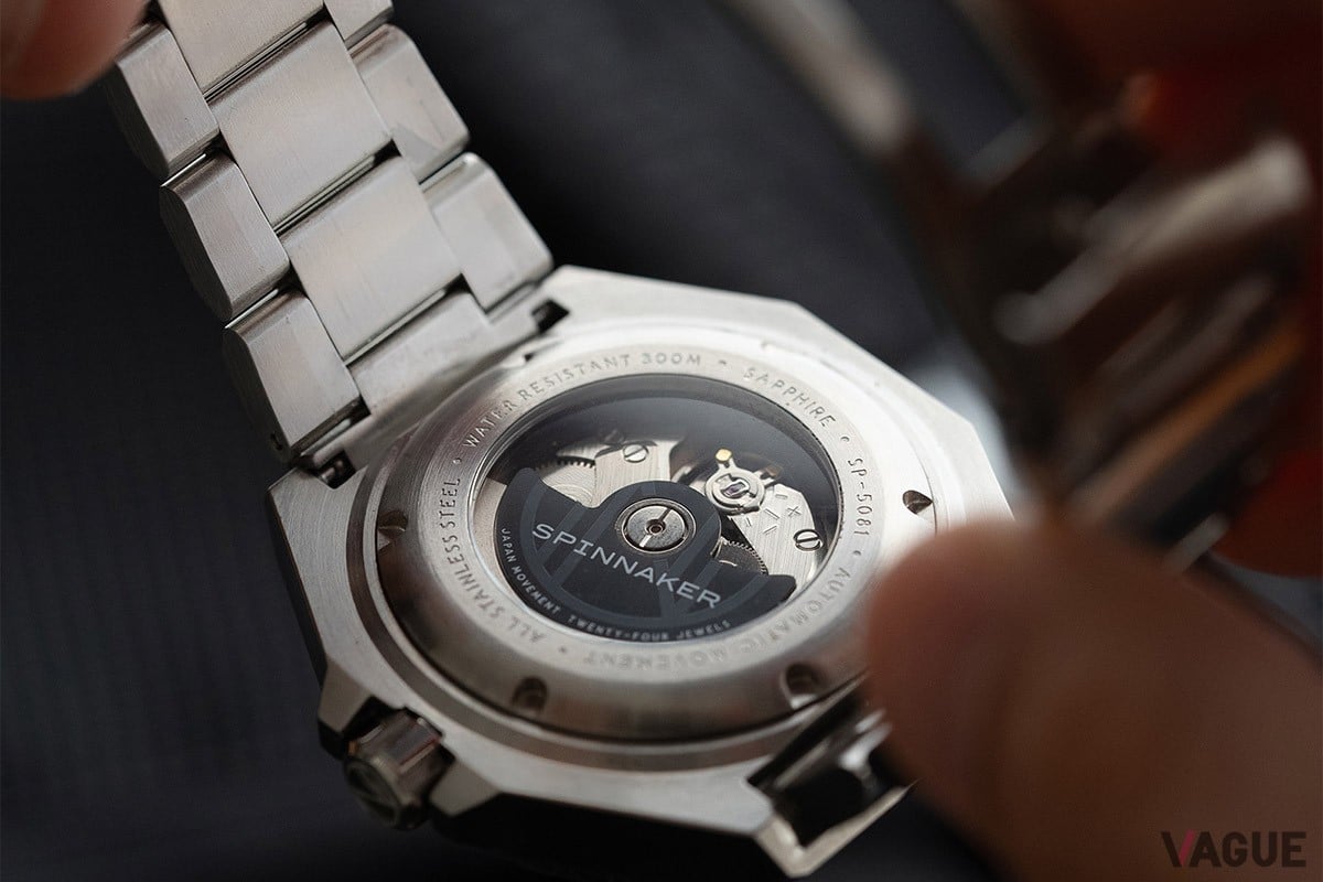 シースルーバックとなっており日本製ムーブメントNH35を眺めることができる