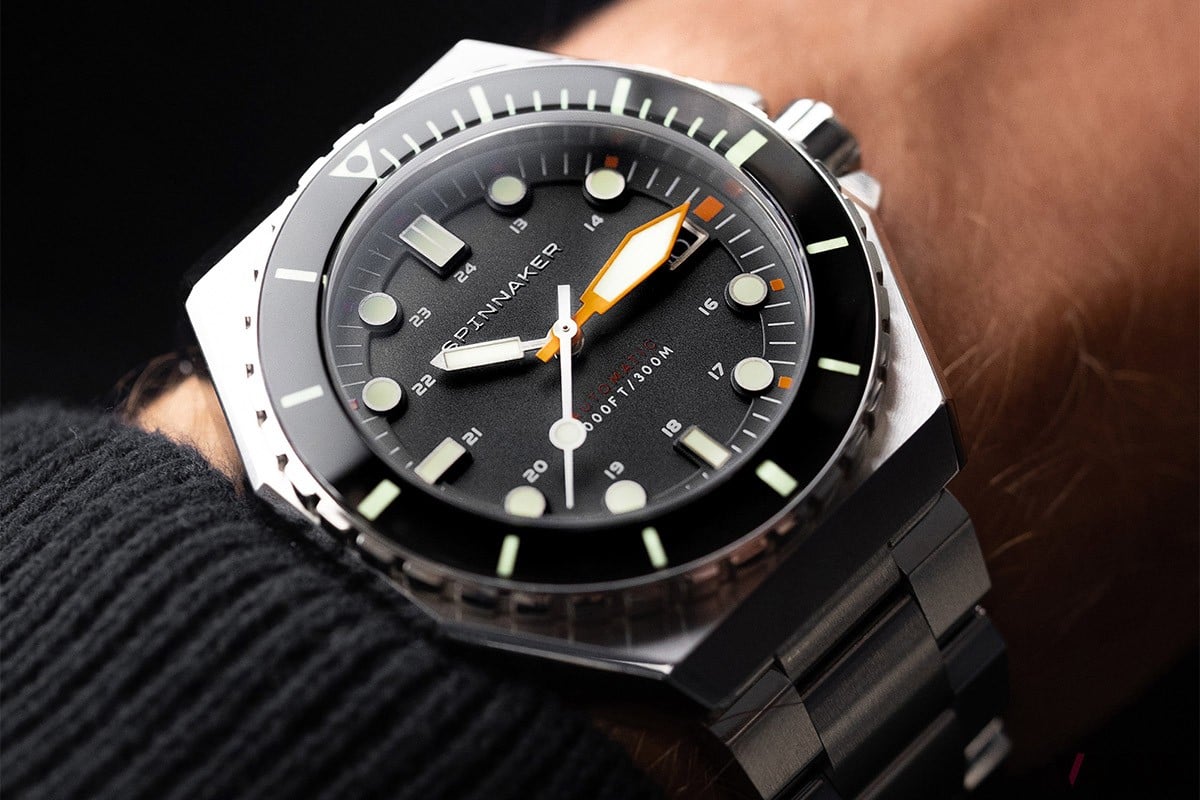 分針は大きく目立たせダイバーをサポート。普段使いでも明確な視認性（Classic Black）