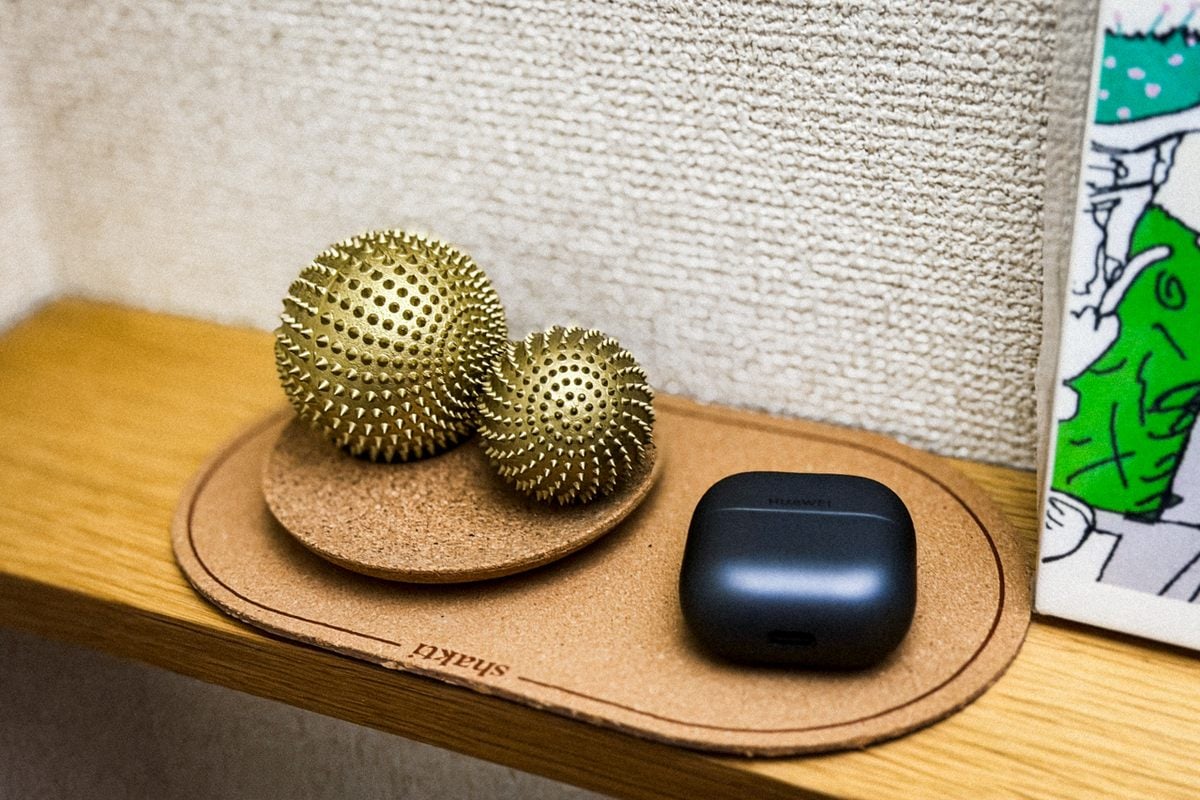 真鍮製の「ワンダーボールセット」は、直径約6cmのオリジナルと約4.5cmのミニの2個組。コルク製のローリングマットとスタンドが付属し、置いておくだけでも絵になります。ほかの小物と合わせてディスプレイするのもOKです。