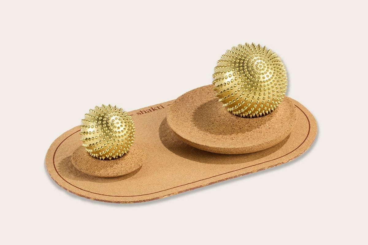 真鍮製の「ワンダーボールセット」は、直径約6cmのオリジナルと約4.5cmのミニの2個組。コルク製のローリングマットとスタンドが付属し、置いておくだけでも絵になります。ほかの小物と合わせてディスプレイするのもOKです。