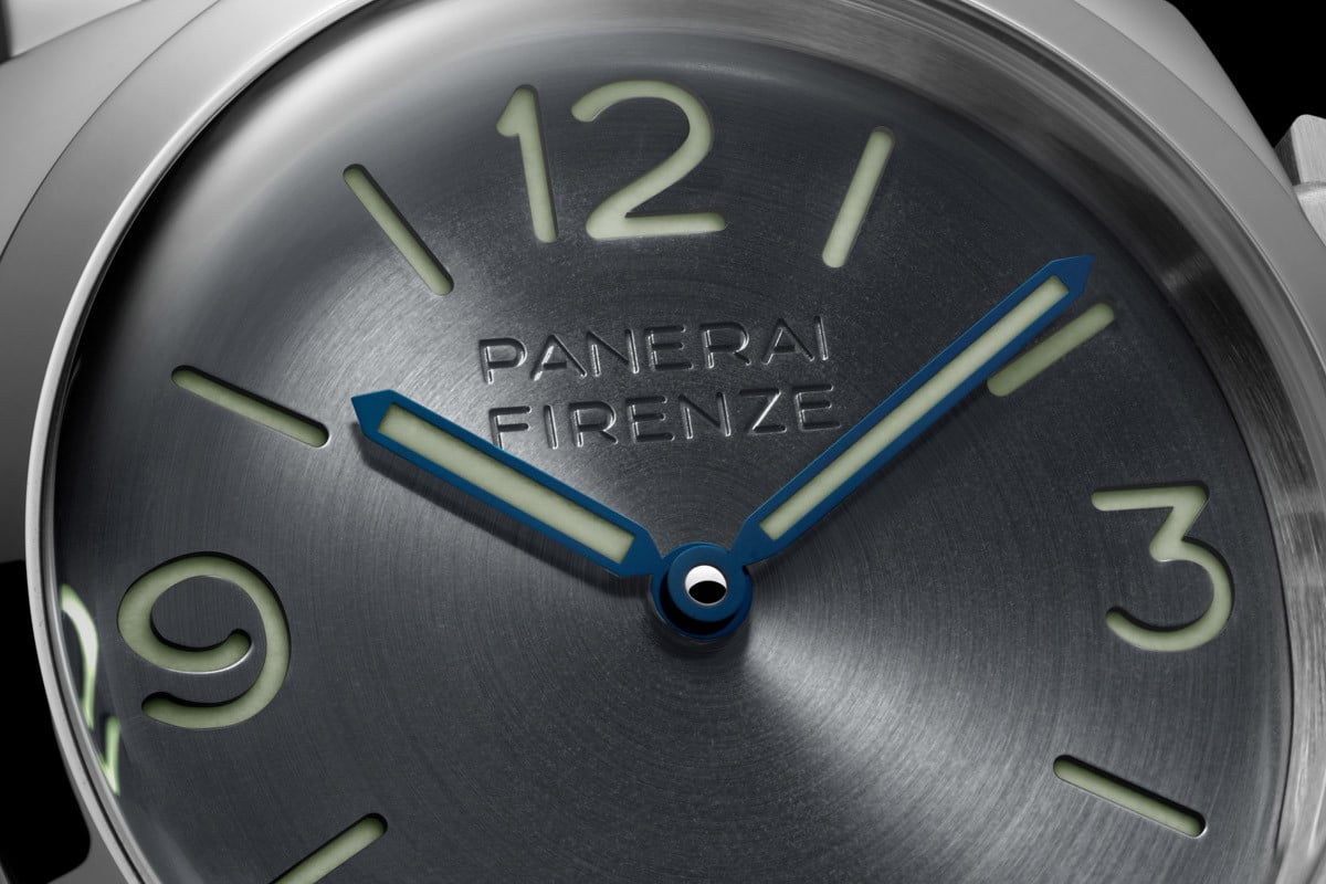ダイヤルの12時位置にトーンオントーンで刻まれた“PANERAI FIRENZE”の刻印