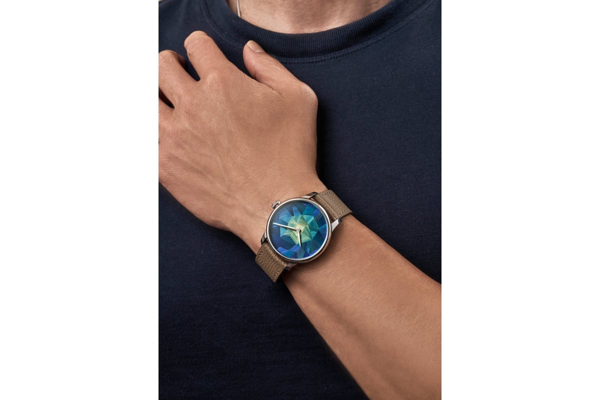 ケース径は39mm。手首に身につけられるアート作品として贅沢に楽しめる。