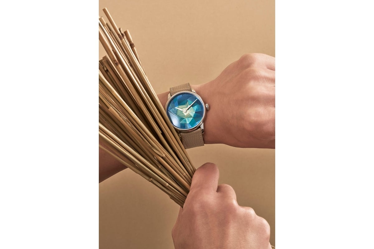 ケース径は39mm。手首に身につけられるアート作品として贅沢に楽しめる。