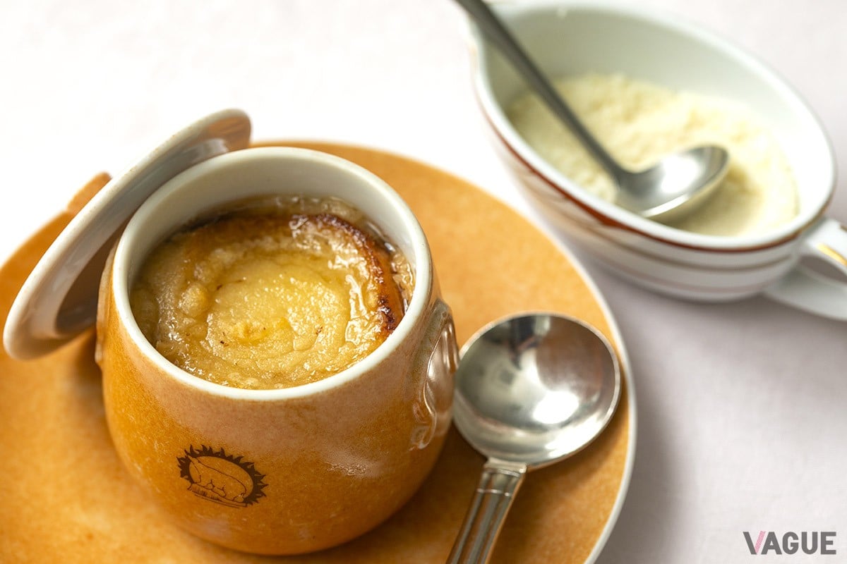 オニオングラタンスープ。(値段を教えてください)初代の総料理長が欧州で学んだ後、日本流のレシピを考案した