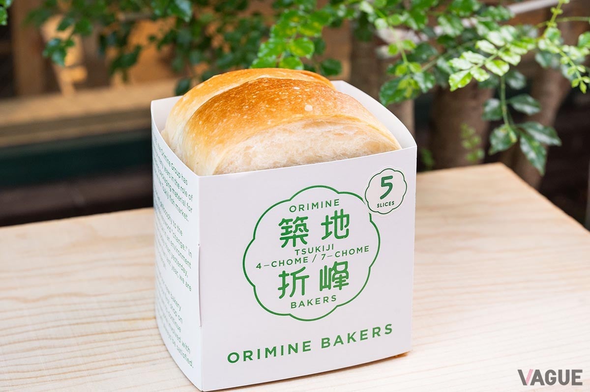 折峰食パン1斤530円、ハーフ270円。紙で囲ってある食パン、おしゃれに見える！ 「このパンは、自家製ぶどう酵母で一晩熟成させてから焼き上げたもので、食べるともっちり、どっしりとした味わいと食感に仕上げているんですよ」