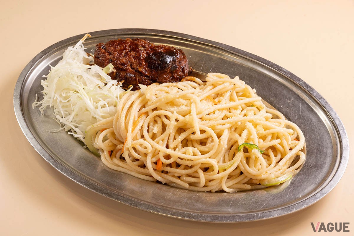 ハンバーグ付きスパゲティ850円。麻布エリアでこの料金は神！