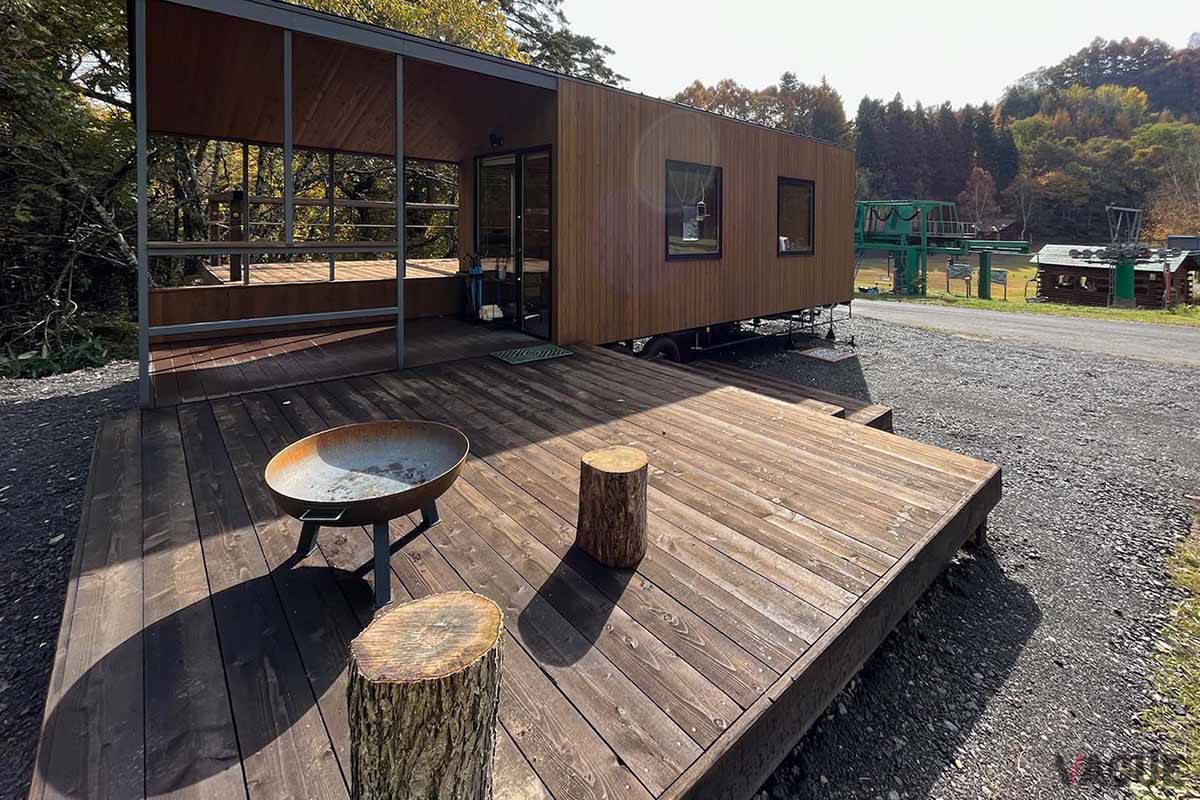 トレーラーハウスのウッドデッキで、スキーブーツを履いたまま休憩も可能