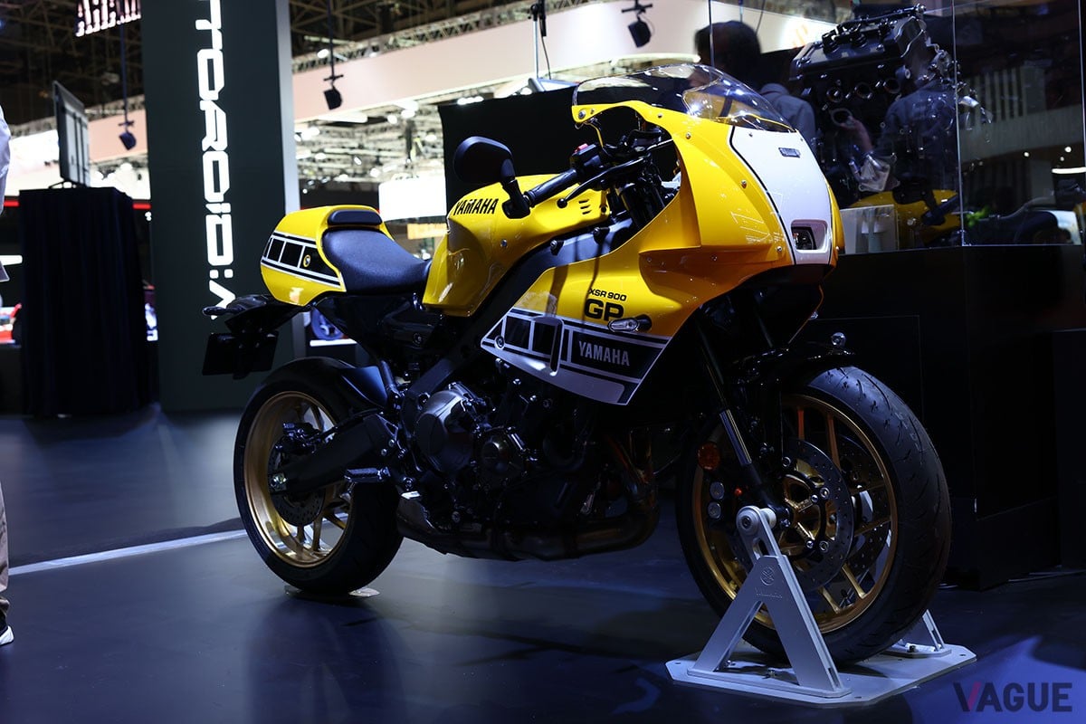 “インターカラー”に彩られた外装キットを装着した「XSR900GP」