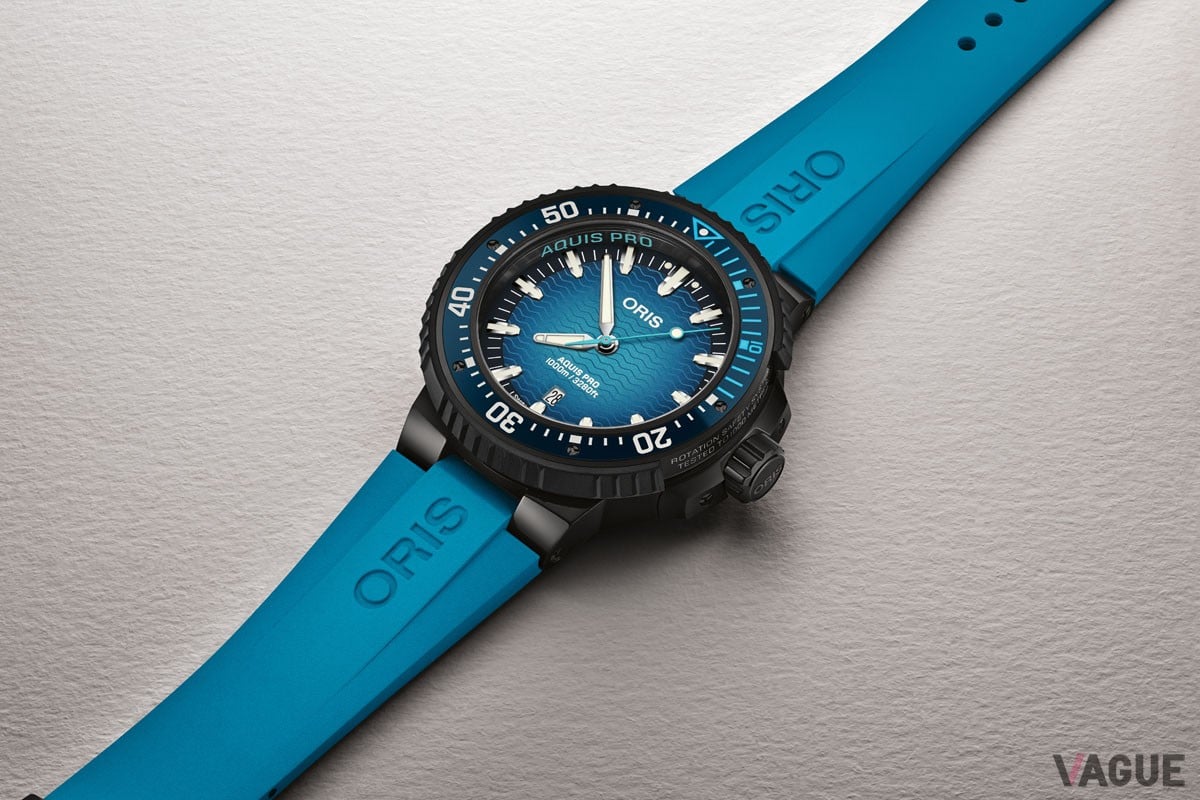 模様のグラーデーションブルーのダイヤルは、極限の環境にも耐えうるブランドの強い意思が体現