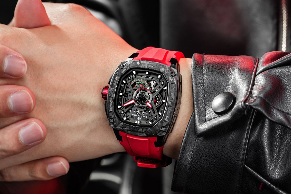 装着するだけで手元を圧倒的に印象付けるデカ厚なケース