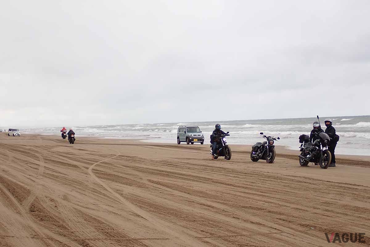 ツーリングで立ち寄るライダーも多い。海岸線を走るバイクは、かつての「パリダカ」のダカールでのゴールを思わせる