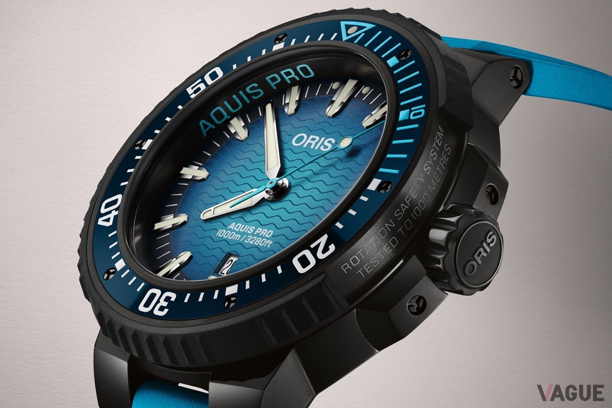 49.5mm径のデカ厚のケースは、軽量かつ高耐久に優れたグレーPVD コーティングチタンケースを採用