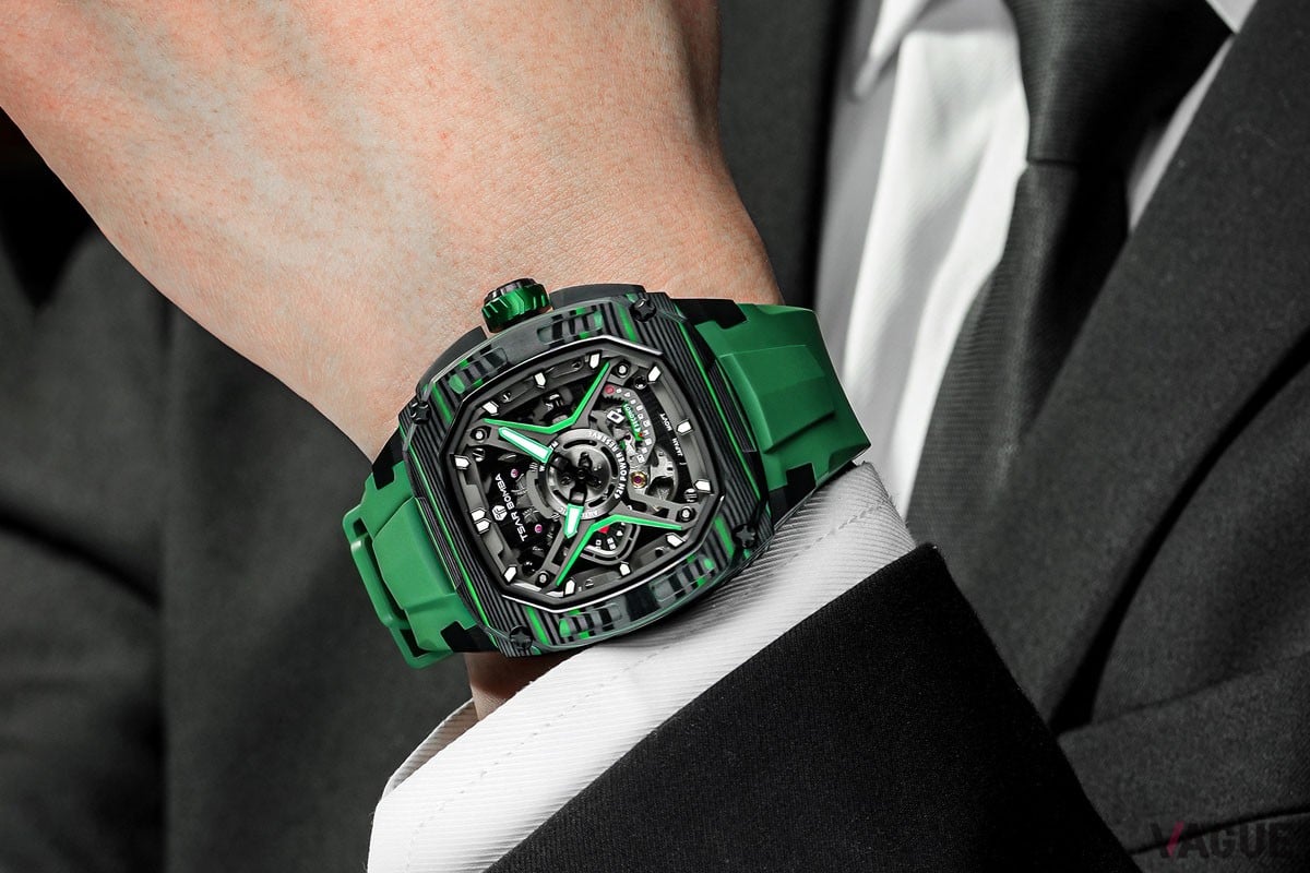 スケルトンダイヤル越しに覗く自動巻きムーブメントの美しい骨格