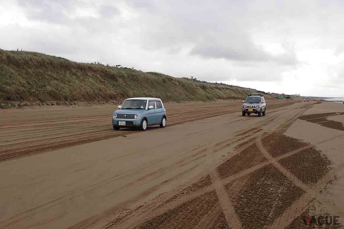 道路幅は十分。海水浴シーズンには波打ち際側に駐車帯が設けられ、追い越し禁止の規制も行われる