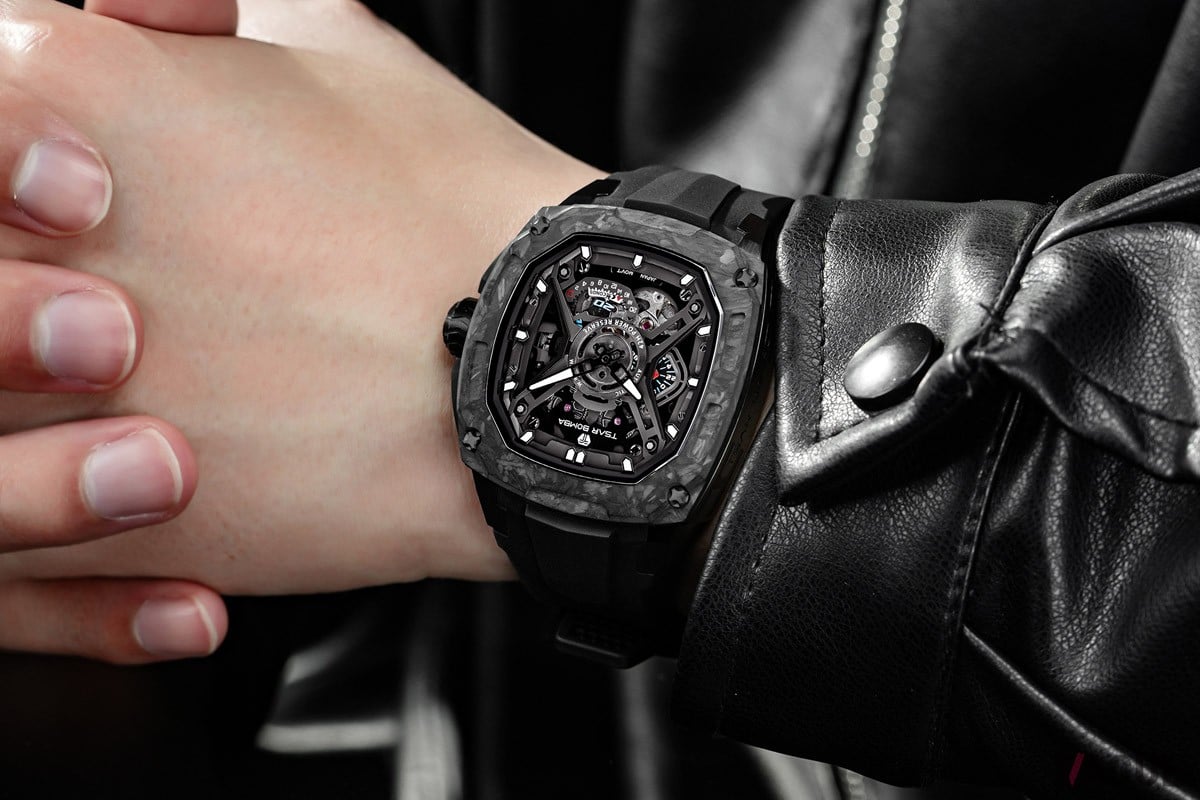 カーボンファイバーベゼルと、スケルトンダイヤルを組み合わせた大胆なデザイン