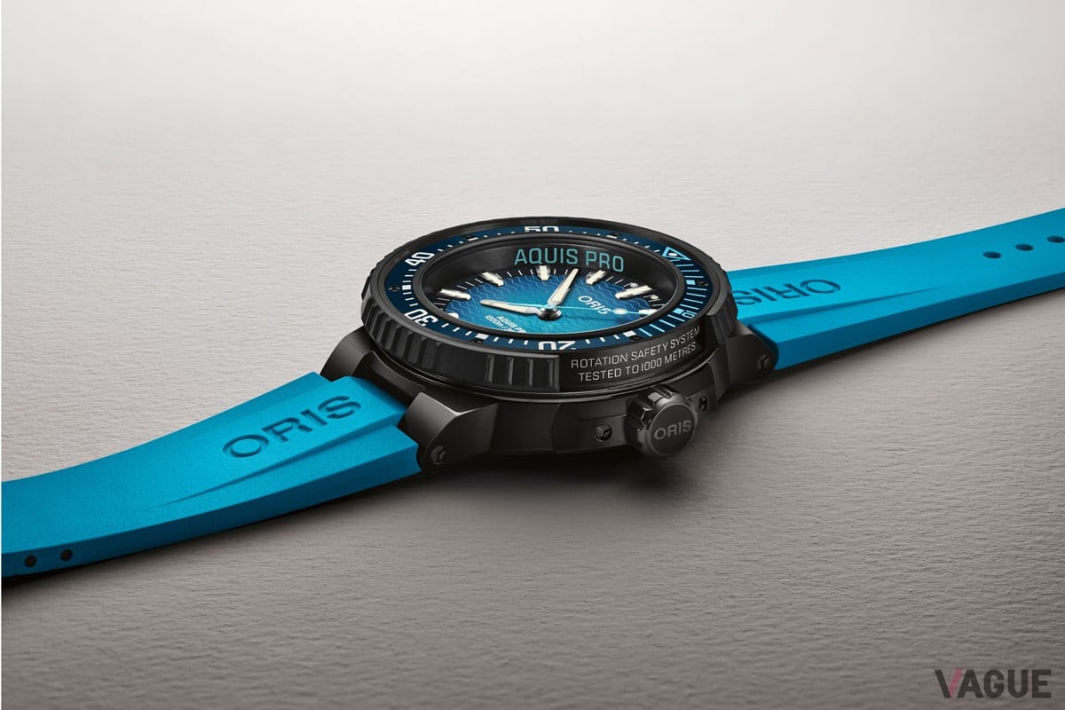 風防には両面ドーム型の両面無反射コーティング加工のサファイアガラスを採用