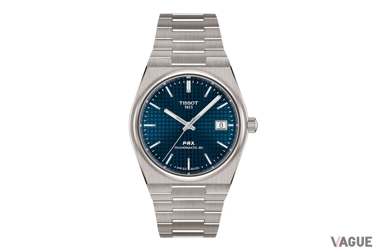 ディープブルーのダイヤルにニッケル仕上げのバトン針に、アプライドインデックスを組み合わせたブルーダイヤル