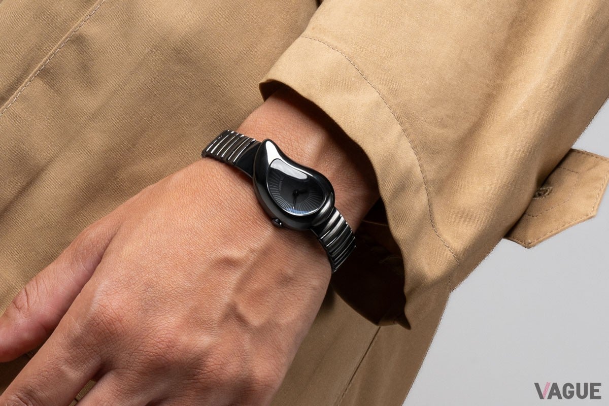 時計とジュエリーの中間のような有機的シルエット