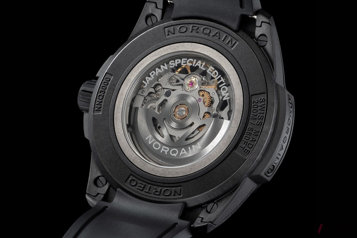 フェイスとケースバックの両面から機械式時計の真髄を体感することができる