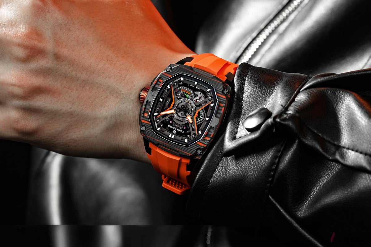 立体インデックスと力強い針のデザイン、ラバーストラップとのコントラストが織りなす先鋭的なデザイン