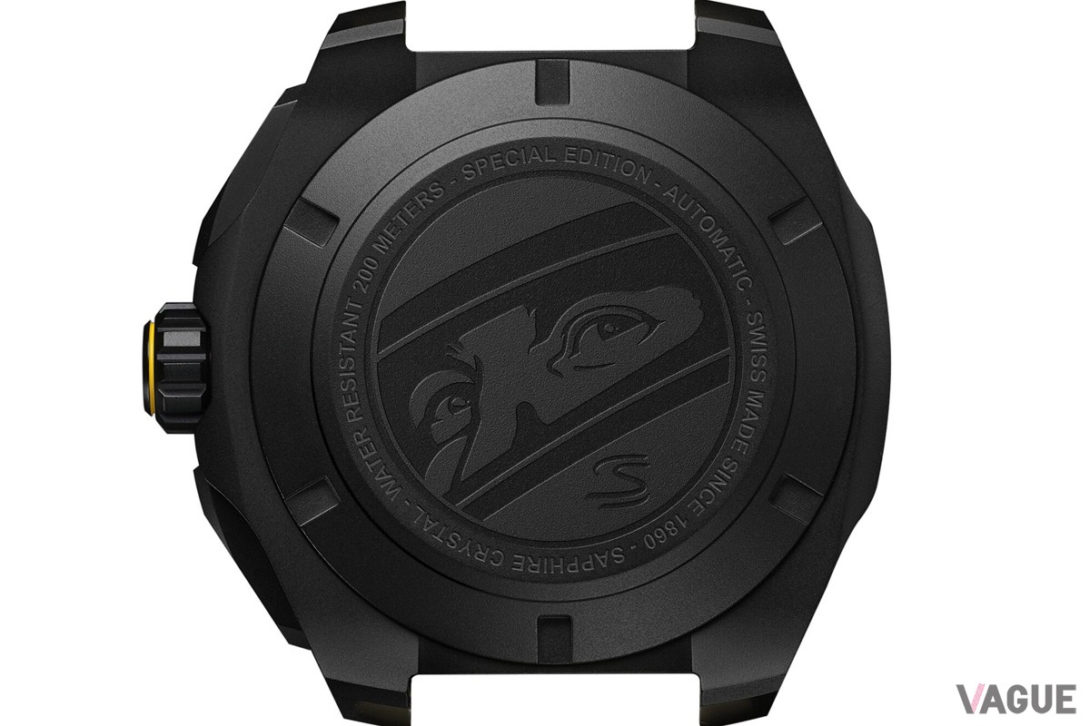 ケースバックにはヘルメットの奥に見える、セナの鋭い眼差しのエングレービング