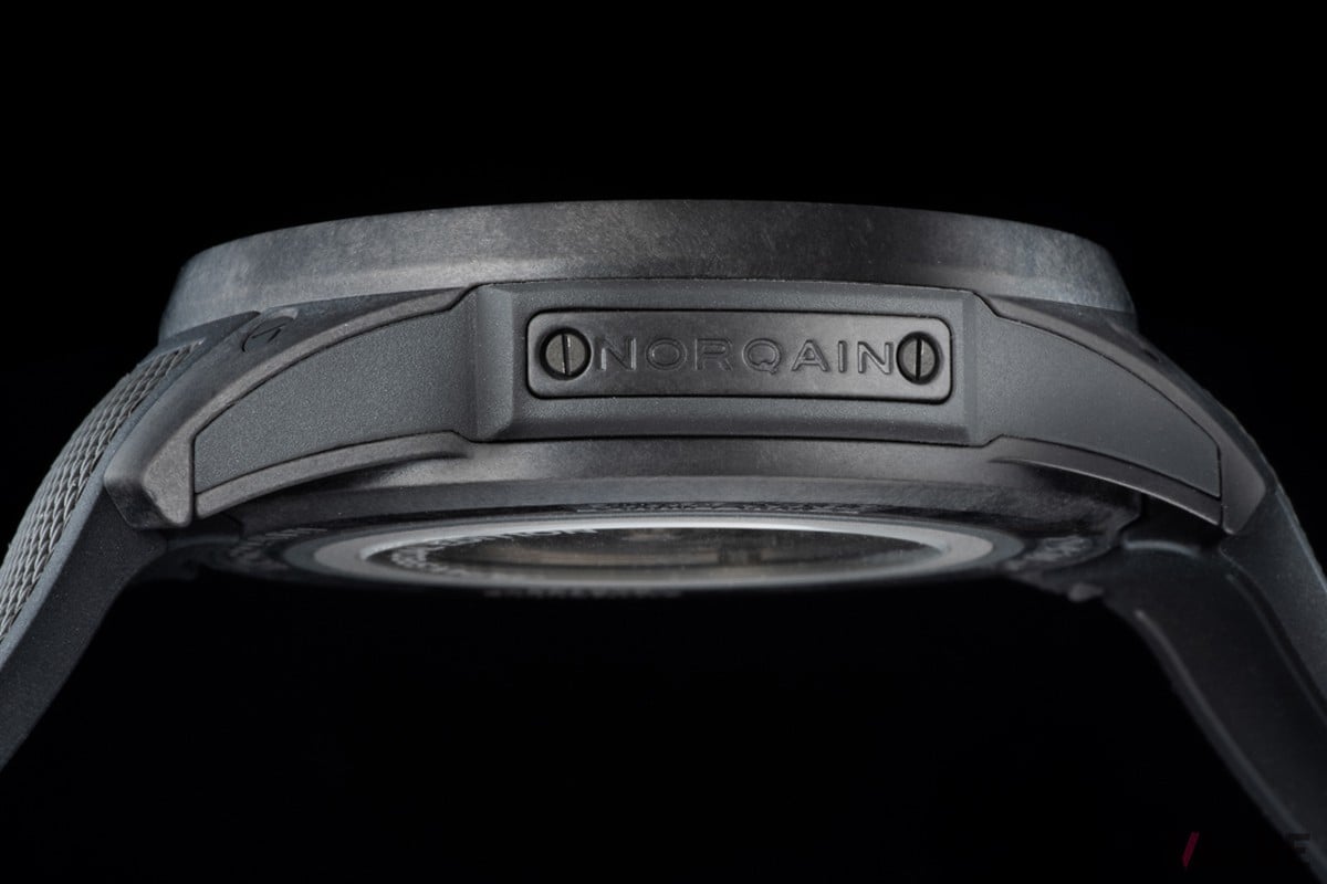 ケース側面に搭載されたNORTEQ製“ノルケインプレート”には、刻印によるパーソナライズが可能