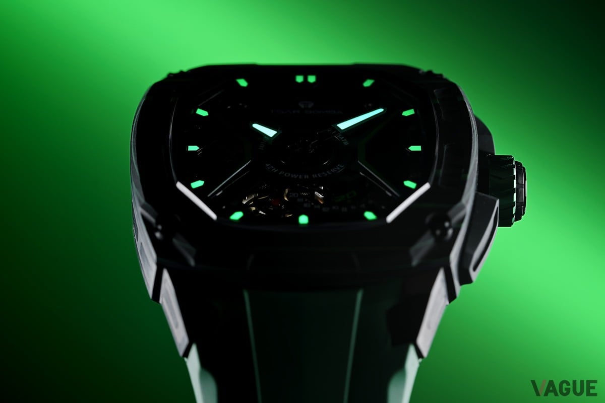 暗闇や夜間でも正確な時間を確認することができるAグレード蓄光針を搭載