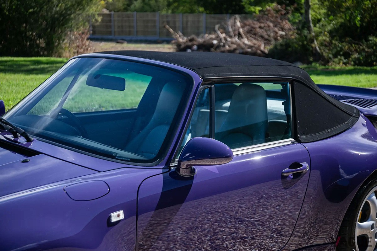 イギリスのオークションに出品された希少な993型「911ターボ カブリオレ」（C）Iconic Auctioneers