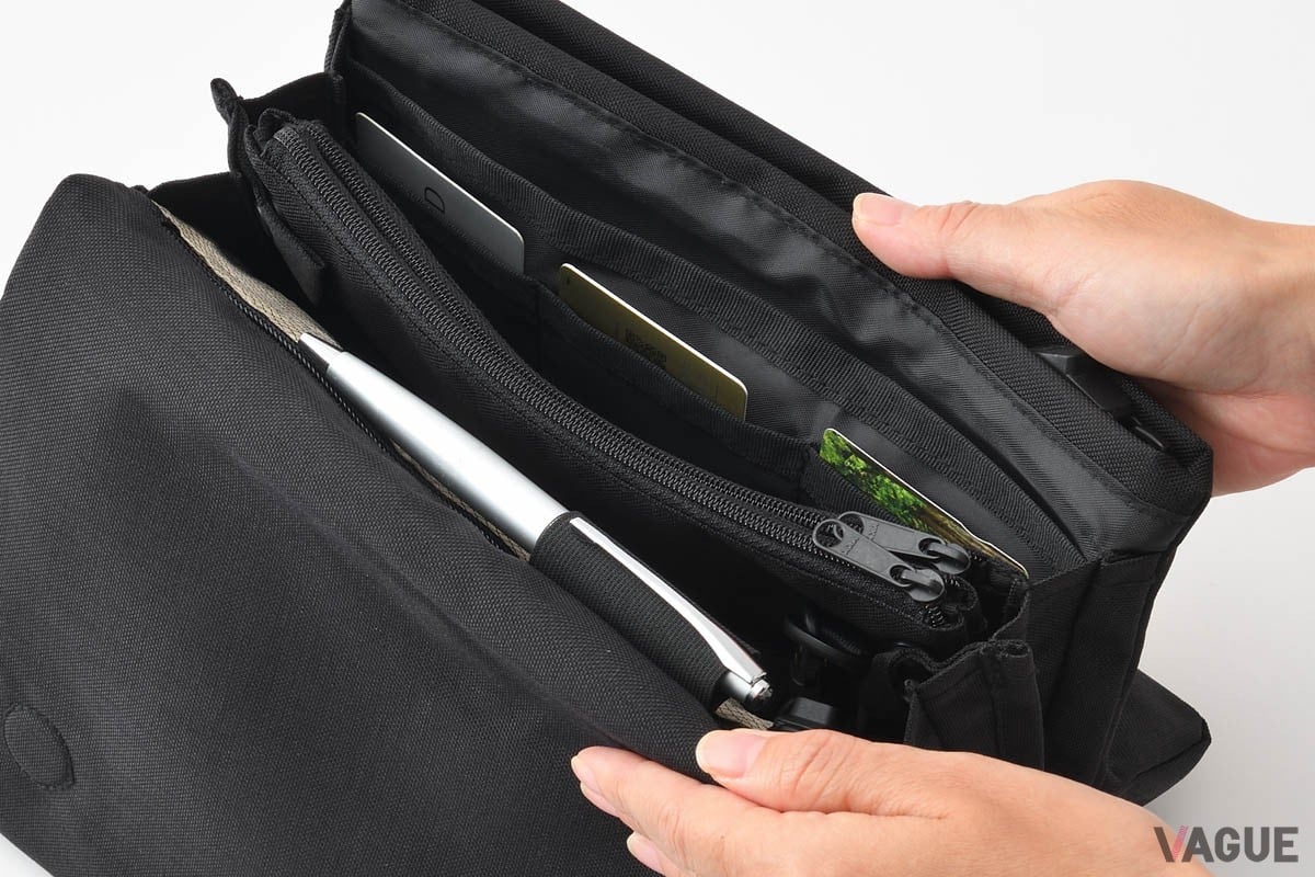 コンパクトなサイズながら様々なアイテムを収納できるポケット