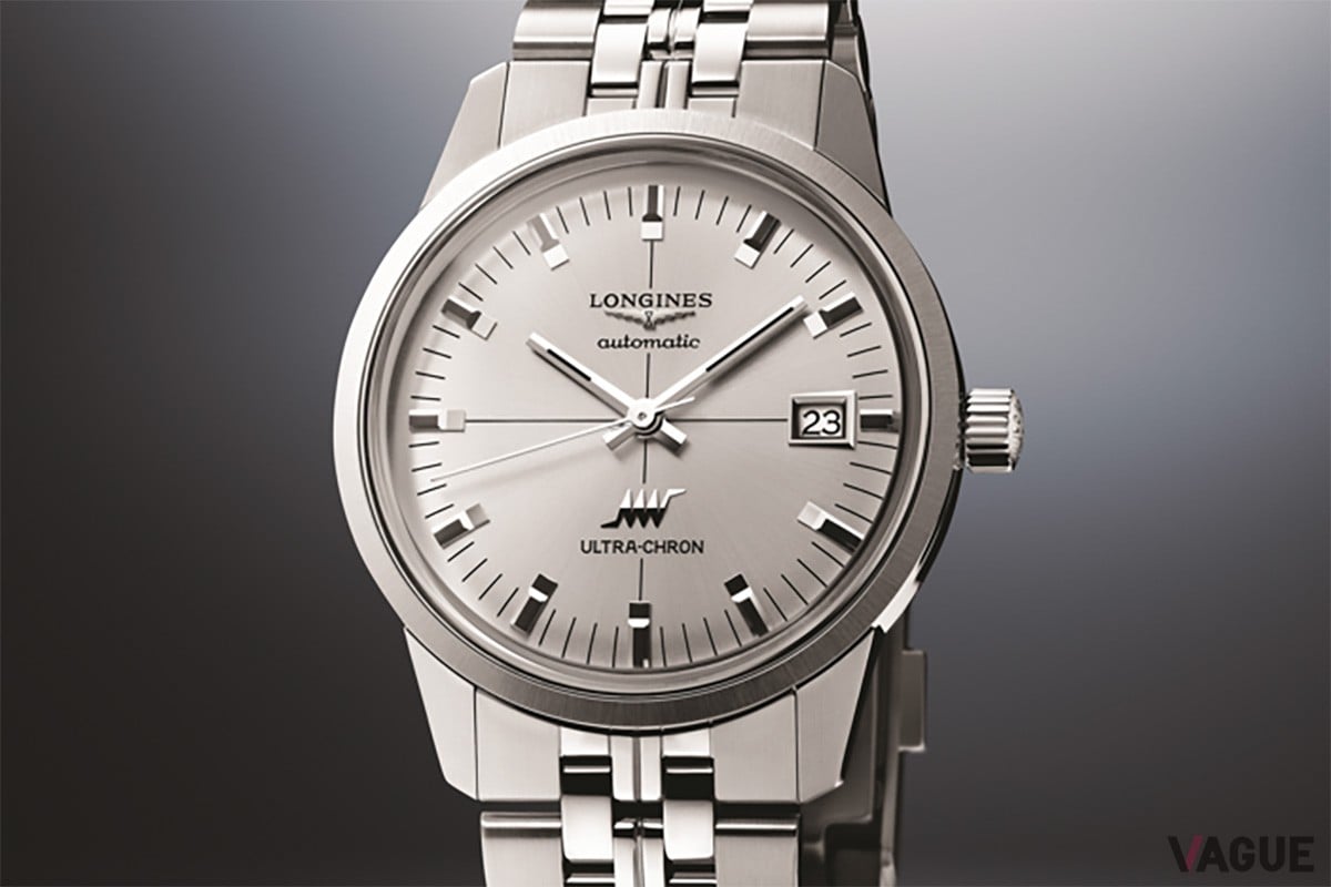 緩やかにカーブしたダイヤルが放つ控えめな輝きが美しい。シルバーポリッシュで仕上げたアンプライドインデックス、ロジウム仕上げの時分針も存在感を主張する