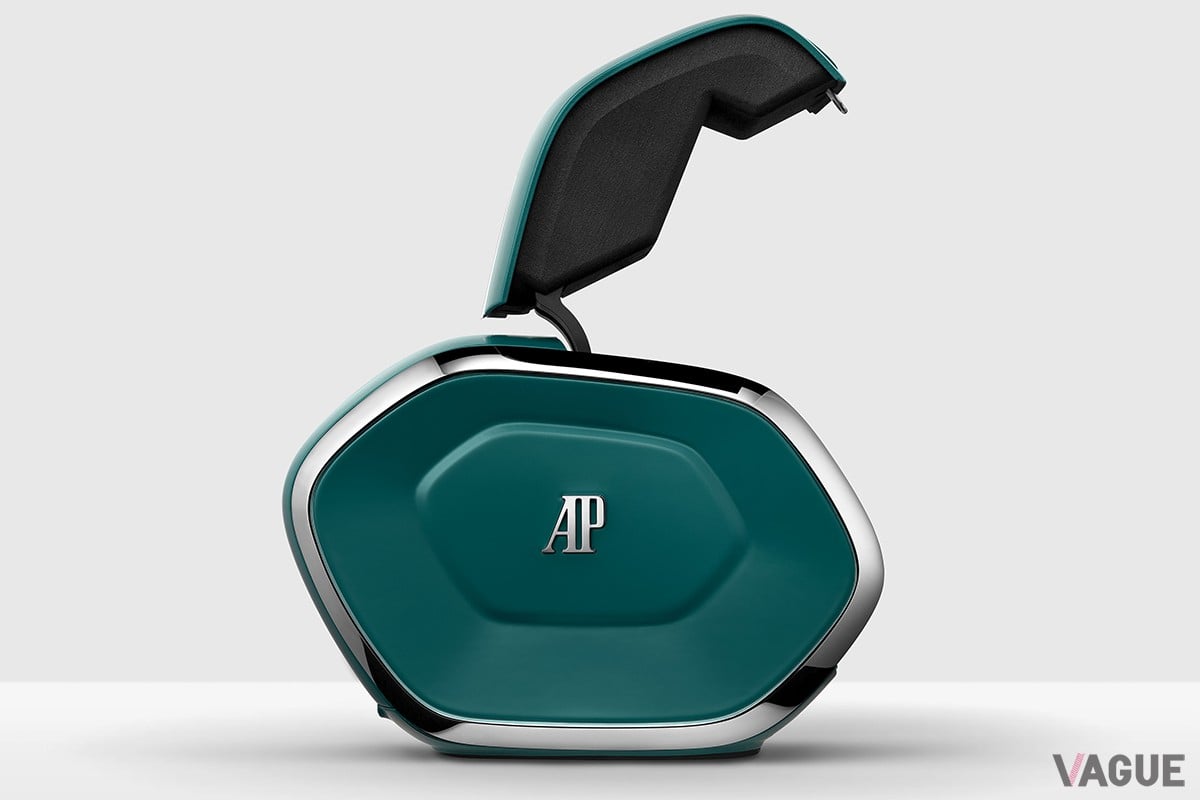 鮮やかなグリーンで彩られた外装。ソフトな手触りの側面とポリッシュメタルのディテールとのコントラストも美しい