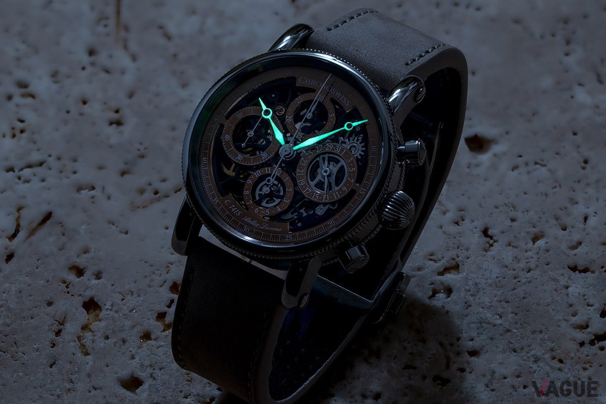 クラシカルなブレゲ針にはロジウムコーティングを施して視認性を確保。暗所でも放つほんのりとした光も美しい