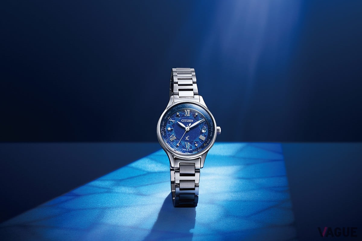 ラメを散りばめたダイヤルが満天の星空を思わせる「シチズン クロスシー EC1160-71L」。日付表示部分にレンズ加工を施したドーム型風防が雰囲気を添える