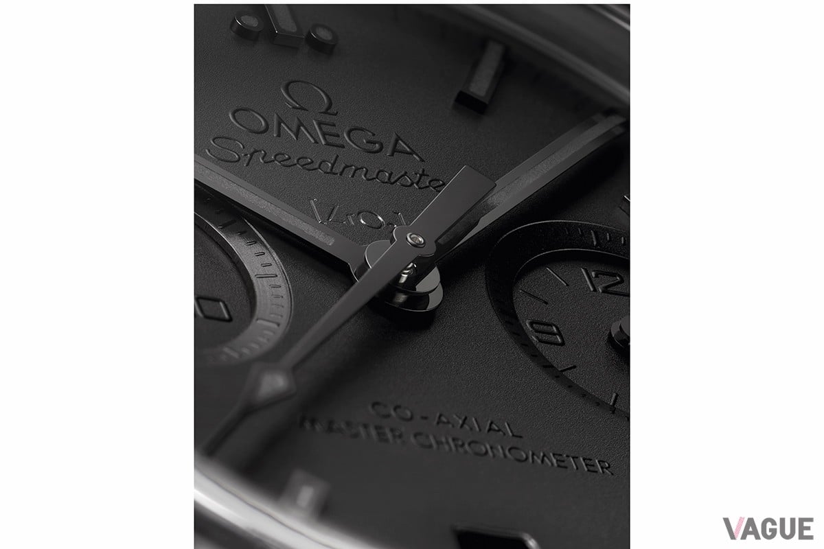 ケースやインダイヤル、針まで全てブラックで統一した「Ref.310.92.44.51.01.003」（226万6000円  消費税込）。内蔵するコーアクシャル マスタ ー クロノメーター Cal.9900 もブラックエディションを採用