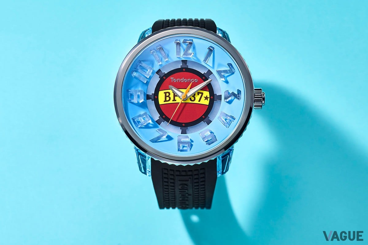 ブルー×レッドのカラーリングも特徴的