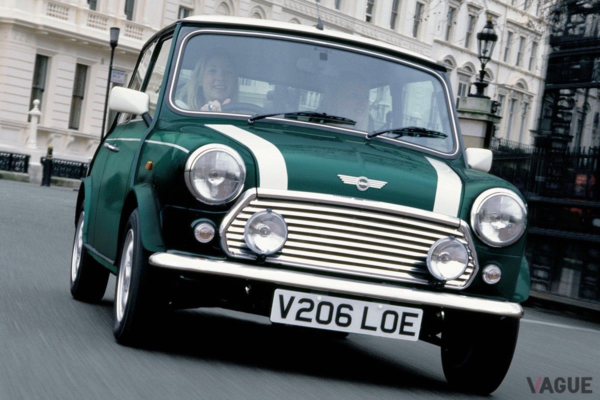 マニアはなぜ「元祖ミニ」を“珠玉のスポーツカー”と評価する？「小さな実用大衆車」の副産物“ダイレクトな走り”の魅力とは【今こそ乗っておきたい名車たち】