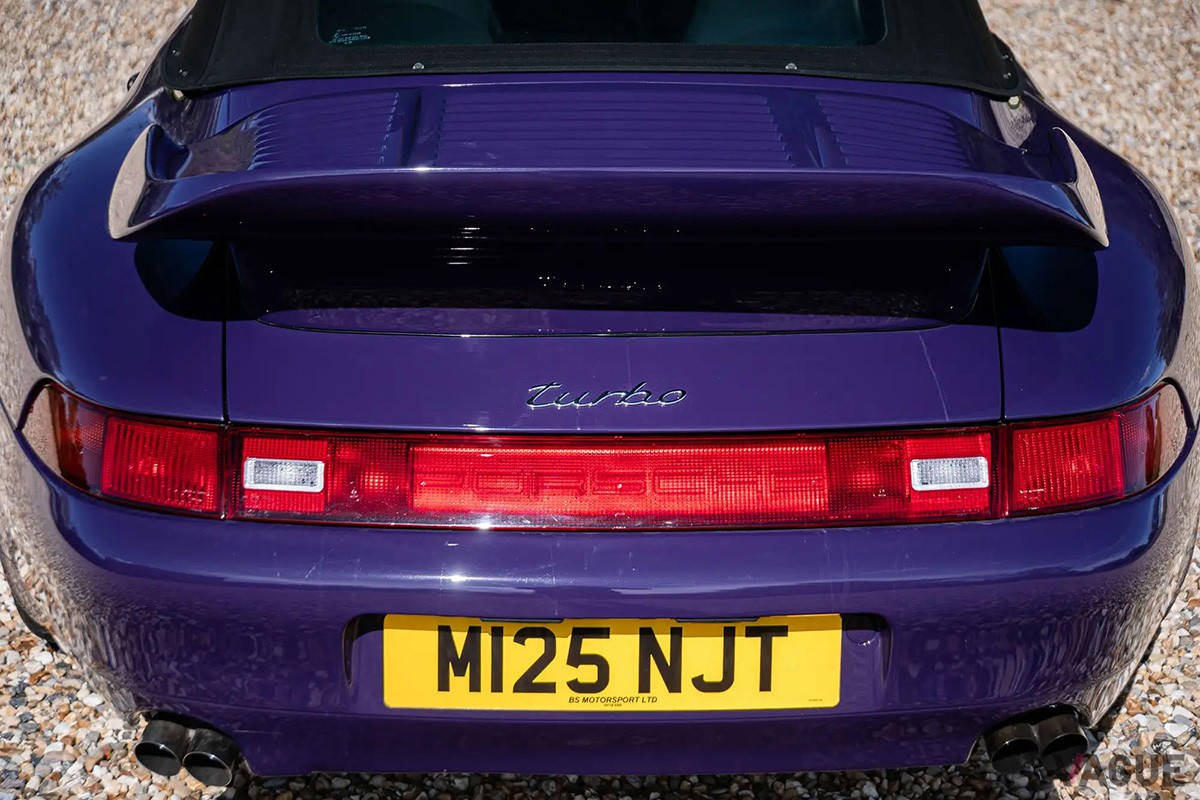 イギリスのオークションに出品された希少な993型「911ターボ カブリオレ」（C）Iconic Auctioneers