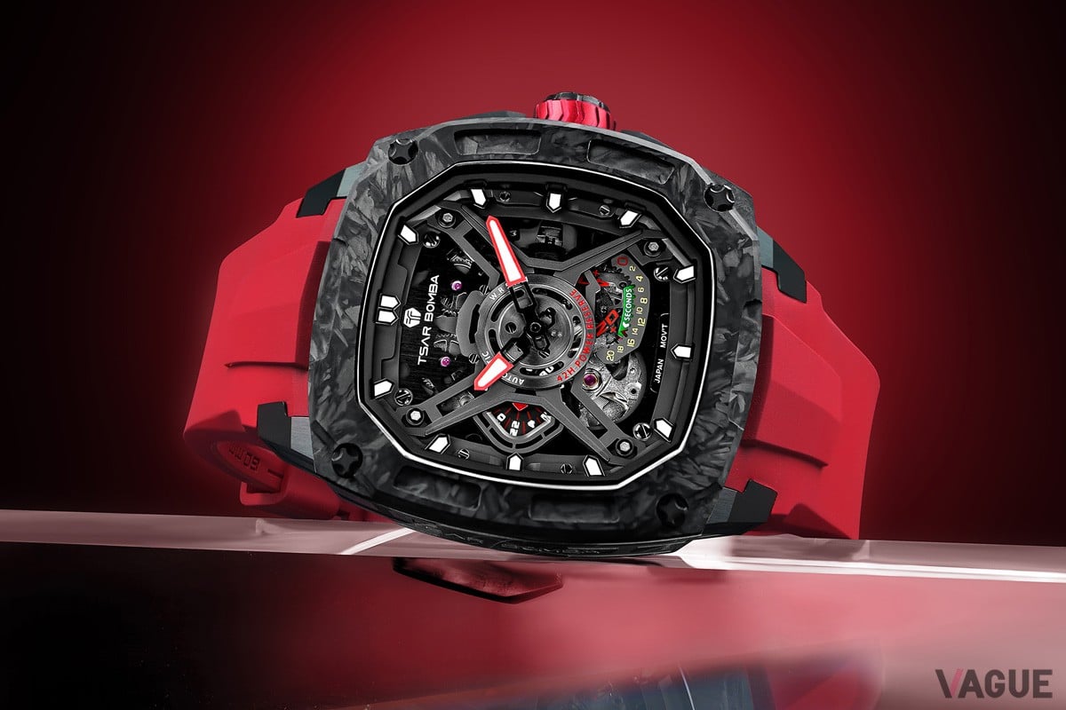 鮮やかなレッドのラバーストラップとスケルトンダイヤルがマッチ