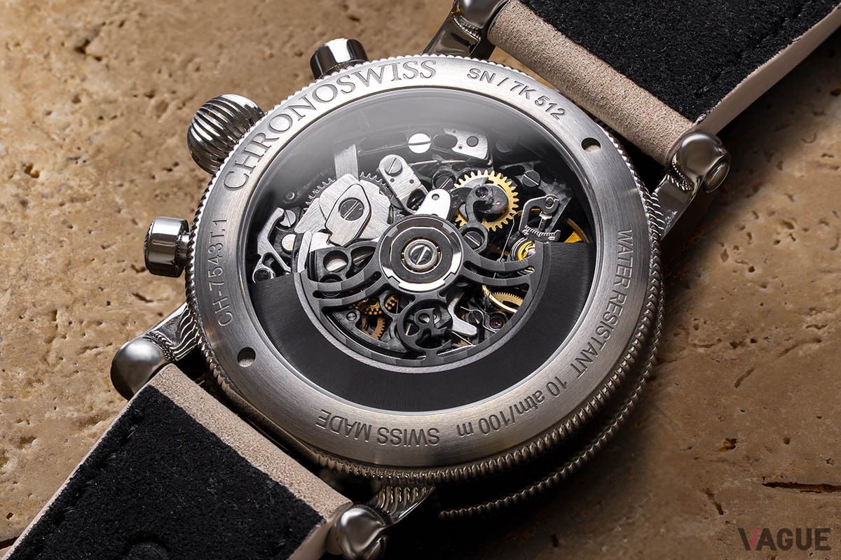 心臓部として抱くのはクロノグラフ・キャリバー C.741S。ローターにはコート・ド・ ジュネーブ、ブリッジと地板にはペルラージュ装飾を施すなど、行き届いた美意識はさすがの一言