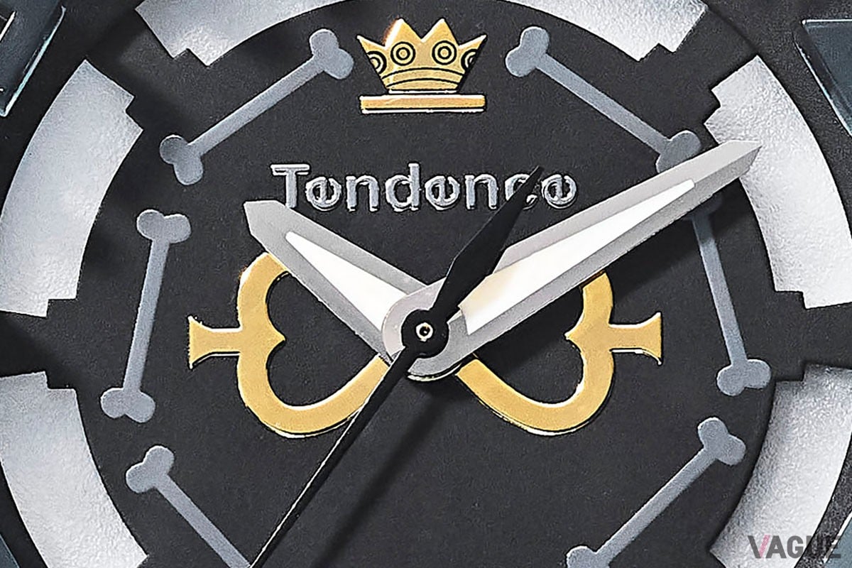 ダイヤルの中央にはブルックの骨と王冠をあしらわれている