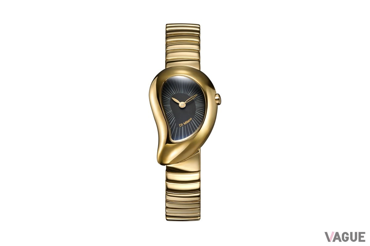 鏡面仕上げのステンレススチールケースが、見る角度ごとに異なる表情を描き出す