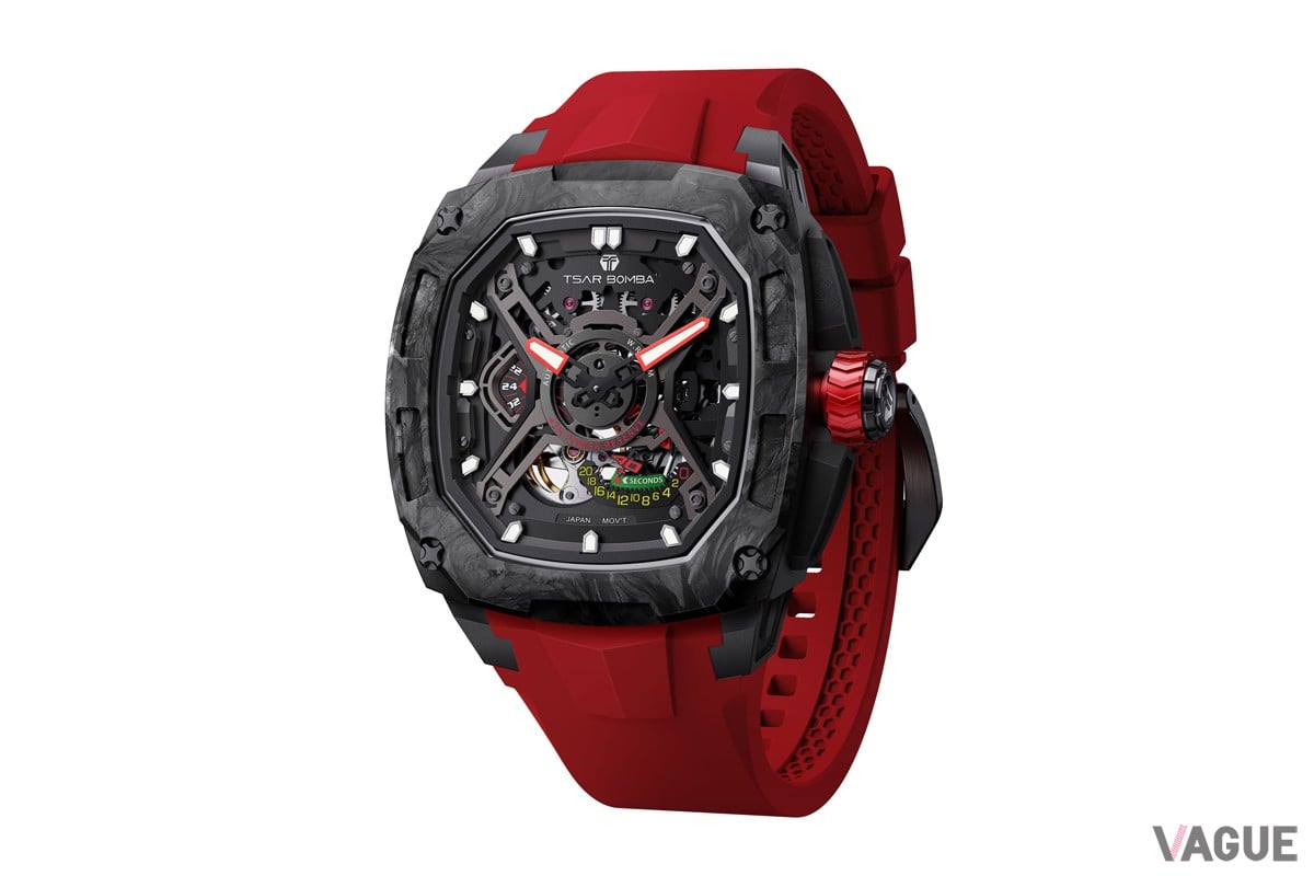 鮮やかなレッドのラバーストラップとスケルトンダイヤルがマッチ