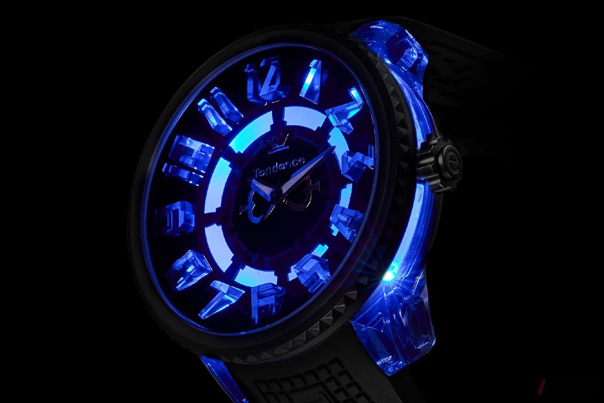 ボタンを押すだけでダイヤルが明るく発光